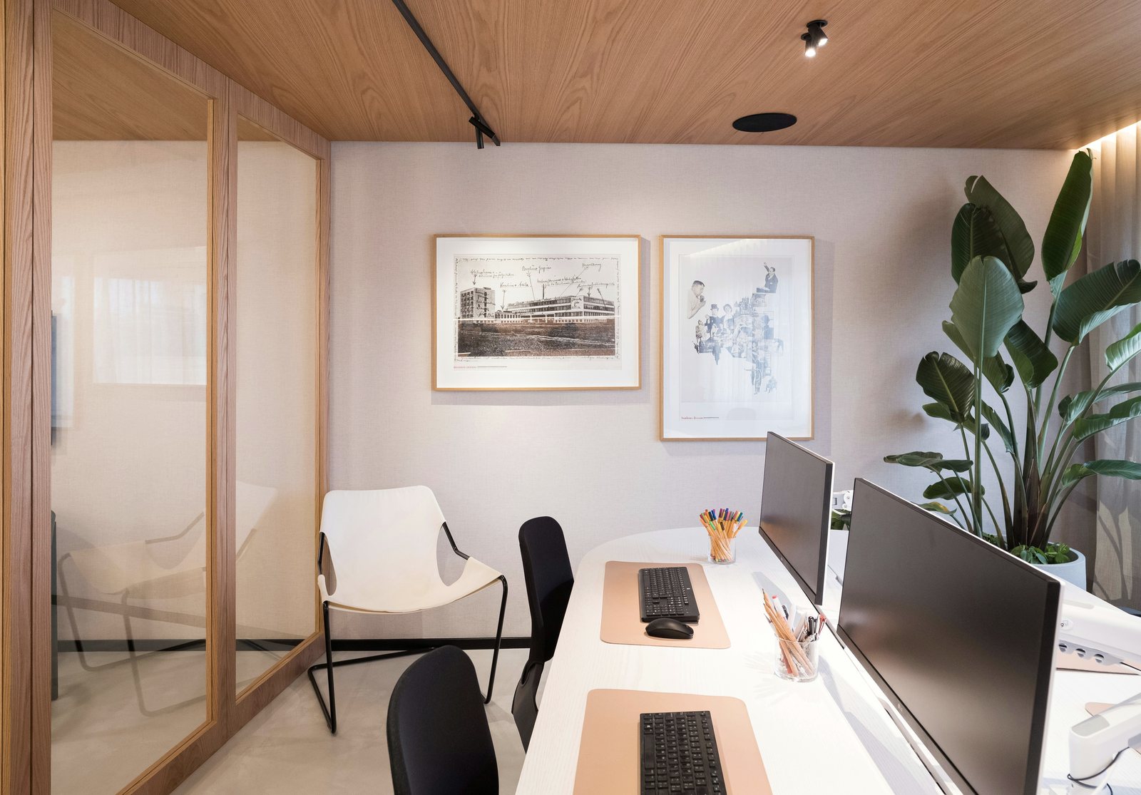 Ambiente corporativo contemporâneo utilizado como imagem editorial